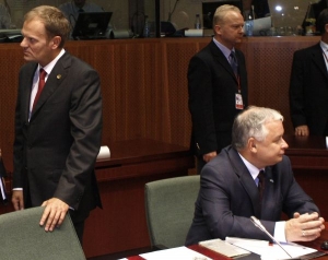 Premiér Tusk (vlevo) versus prezident Kaczynski.