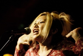 Japonka Ishimo Yumiko z kapely Papaya Paranoia.