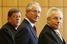 Německý daňový hříšník Zumwinkel (uprostřed) se svými obhájci u soudu.