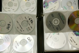 Při zátazích jsou pravidelně zabavena plata nelegálních softwarů na CD.