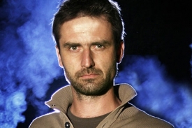 Role průvodce seriálem se ujal Roman Zach.