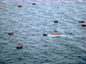 Pasažeři se evakuují na záchranných člunech