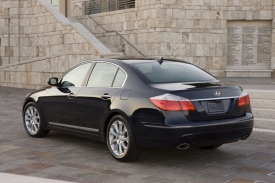 Genesis je první luxusní limuzínou značky Hyundai, poháněnou osmiválcovým motorem.
