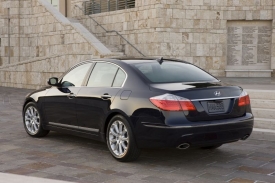 Genesis je prvn&iacute; luxusn&iacute; limuz&iacute;nou značky Hyundai, poh&aacute;něnou osmiv&aacute;lcov&yacute;m motorem.