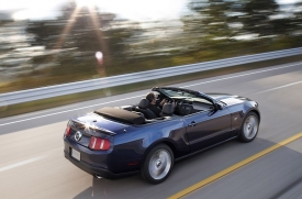 Mustang model 2010 se na jaře příštího roku začne prodávat jako kupé i kabriolet.