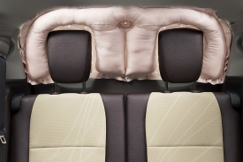 Pasažéři na zadních sedačkách by měli být chráněni.