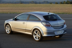Třídveřová varianta Opelu Astra je proti pětidveřové delší a nižší.