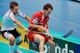 Čeští florbalisté bojují v semifinále florbalového šampionátu s Finy.