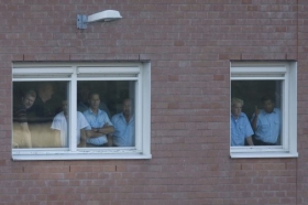 Dozorci vazební věznice OSN vyhlížejí příjezd Karadžiče.