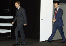 Premiér Zapatero a lídr opozice Rajoy (vpravo).