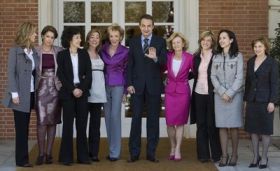 Premiér Zapatero a jeho ženská část kabinetu.