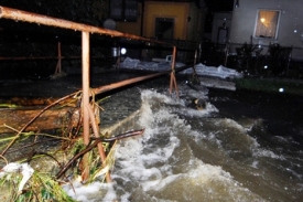 Zaplavený mostek přes Červený potok v obci Stará Červená Voda na Jesenicku.