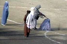 Poprava ženy Talibanem, 1999, z videozáznamu.