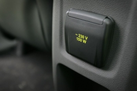 Před zadními sedadly může mít Kuga praktickou zásuvku s napětím 230 voltů. Ford si za ní účtuje tři a půl tisíce korun. 