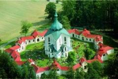 Santiniho poutní kostel sv. Jana Nepomuckého u Žďáru nad Sázavou. Vrcholné dílo české barokní gotiky.