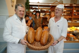 Oldřich Vonka (vlevo), spolumajitel pekárny v Moravských Budějovicích.
