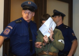 Petr Zelenka s policejním doprovodem.
