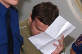 Heparinový vrah Petr Zelenka schovává svou tvář.