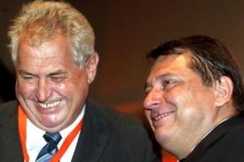 Volební sjezd 2006. "Přátelé" Miloš Zeman a Jiří Paroubek.
