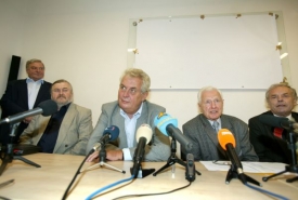 Přátelé Miloše Zemana chtějí bojovat proti hloupnutí politiky.
