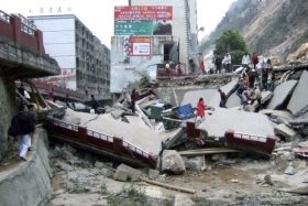 Zřícené mosty a budovy, desetitisíce obětí, čínský obraz zkázy.