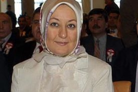 Gülova manželka Hayrünnisa v islámském šátku