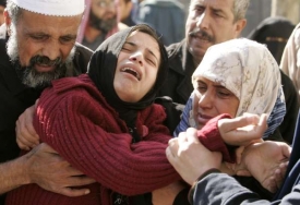 Palestinka naříká při pohřbu svého syna zabitého při bombardování.