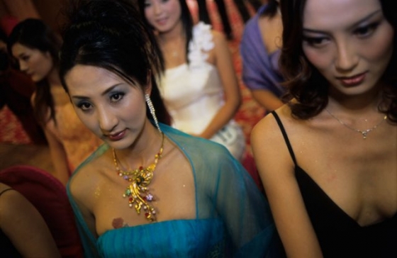 Vítězka (vlevo) první Miss plastická operace v Číně.