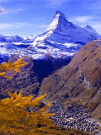 V Zermattu se lyžuje, v pozadí Matterhorn.