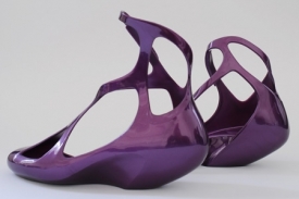 Architektka Zaha Hadid si vyzkoušela roli návrhářky obuvi.