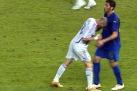 Za děvku hlavička: Zidane a Meterazzi.