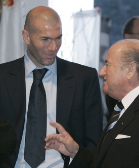 Bývalý fotbalista Zidane v rozhovoru se šéfem FIFA Seppem Blaterem.
