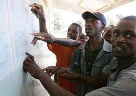 Lidé kontrolují lokální výsledky voleb v Mabvuku.