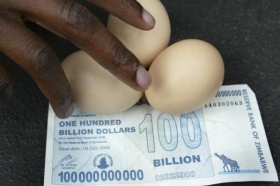 Za novou 100 miliardovou bankovku lze v Zimbabwe koupít tři vejce.