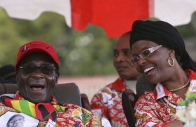 Autokrat Mugabe s manželkou Grace na volebním mítinku.