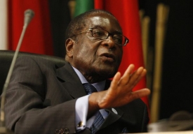 Stařec na odpis? Mugabe má ve zruinované domovině dost příznivců.