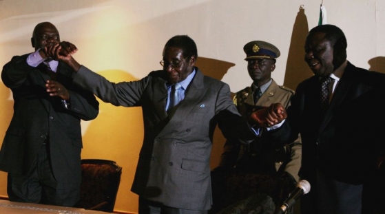 Mugabe drží ruku svého arcirivala Tsvangiraie (vpravo). Další hra?