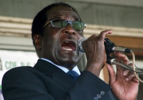 Nesmrtelný prezident Mugabe má stále nemálo věrných příznivců.