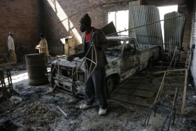 Dům opozičního poslance vypálený Mugabeho bojůvkami.