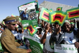 Mugabeho příznivci jásají. Obávaný protivník se stáhl z volební scény.