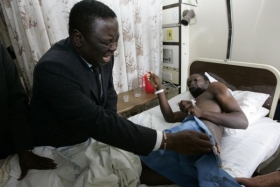 Šéf MDC v nemocnici u svých zbitých spolustraníků a sympatizantů.
