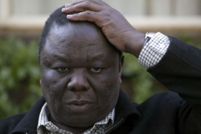Vůdce opozice Tsvangirai - výmluvné gesto.