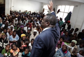 Kandát MDC na prezidenta při kampani v Harare.