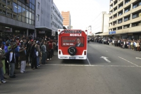 Volební autobus opoziční MDC v Harare.