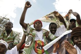 Pro své příznivce zůstává Mugabe tak jako tak vítězem.