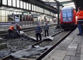 Poškozená střecha na nádraží v Duisburgu.