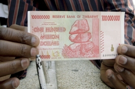 Světový rekordman Zimbabwe. Bankovka 100 miliard dolarů.