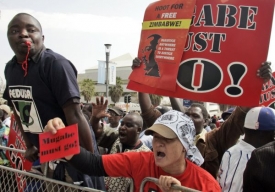 Demonstrace proti Mugabemu v Johannesburgu.