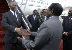 Staří přátelé. Mugabe vitá doma jihoafrického prezidenta Mbekiho.