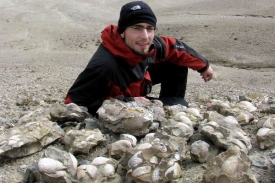 Paleontolog Radek Vodrážka se svými nálezy.